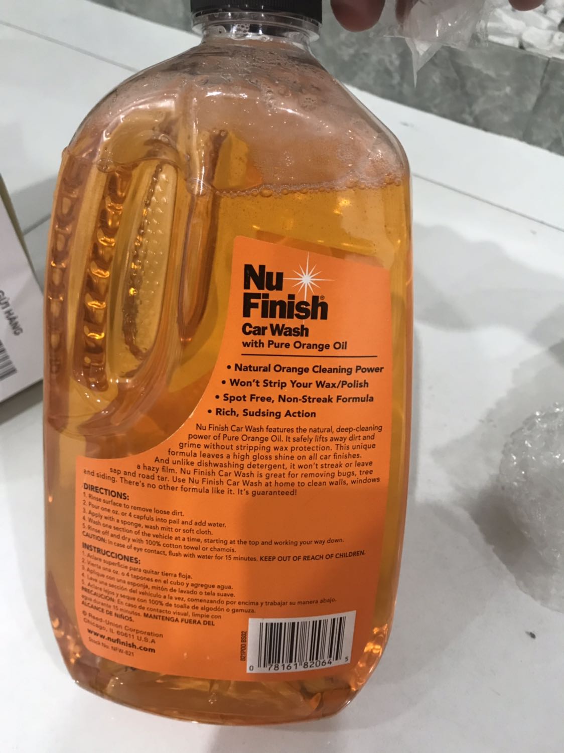 1. Tiki đóng gói đến 3 lớp, giao nhanh hơn mong đợi. Đây chính là điều mình ưu tiên mua hàng trên tiki. 

2. Đã sử dụng nhiều sản phẩm rửa xe, sản phẩm thơm mùi cam, xài chỉ 2 nắp cho chiếc xe xedan nhỏ, rửa xong có độ bóng.