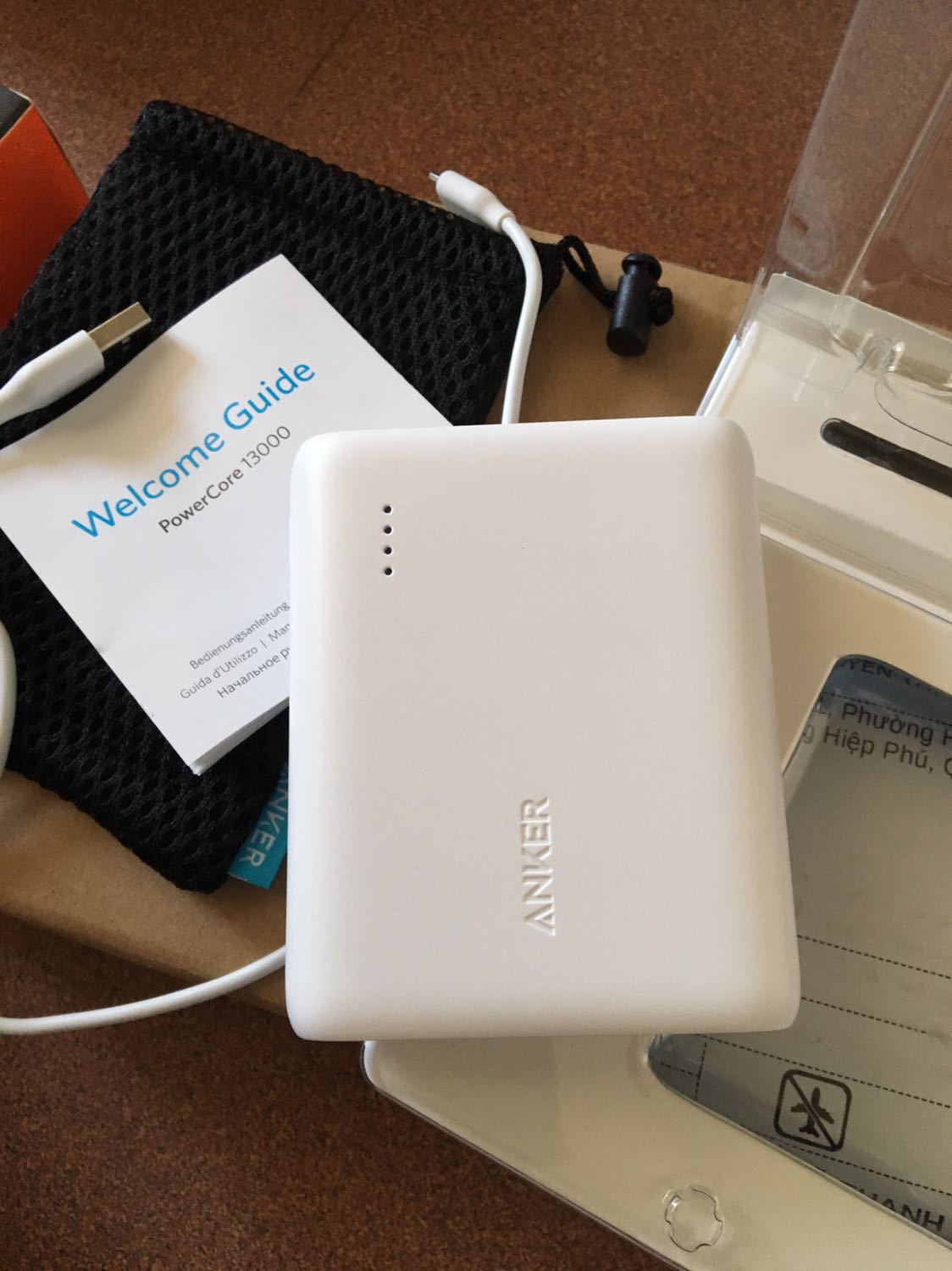 Tiki giao hàng : siêu nhanh khỏi bàn. Cảm thấy có lỗi với anh shipper quá. Đặt hàng thứ 6, dự kiến giao thứ 3. Không ngờ thứ 7 giao tới, mà mình lại chưa lên Sài Gòn. Đã vậy lúc đặt hàng ko có mục ghi chú như mọi khi nên mình ko note lại được. Đinh ninh là "chỉ giao vào giờ hành chính" như mọi lần, không ngờ lần này Tết & thứ 7 nữa vẫn giao, nên phải điện lại cho anh shipper hẹn lại thứ 2. Sáng chưa ngủ dậy thì ảnh đã tới nhà rồi@@.
Hàng thì chưa xài, nhưng đóng gói cẩn thận, được xác nhận chính hãng. 
5 sao cho Tiki ^^ !!!! Cám ơn và xin lỗi nhiều ạ.