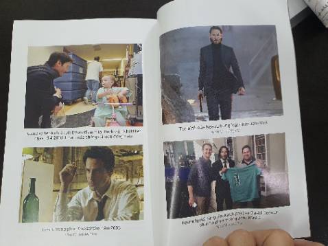 Chất liệu giấy đẹp , thiết kế đẹp, phần cuối sách còn có nhiều hình ảnh in màu về Keanu trong đời thực cũng như trong một số bộ phim.

Còn về nội dung thì mình phải đánh giá khách quan rằng "ko có gì ấn tượng". Là một người hâm mộ anh (trong hàng ngàn, vạn người hâm mộ khác), chắc ai cũng từng nghe qua về sự tử tế, giản dị của anh trong đời sống qua một vài hình ảnh, câu chuyện xuất hiện trên MXH hay Youtube ... Cá nhân mình mong chờ nhiều hơn, sâu hơn, thậm chí là kịch tính hơn về cuộc đời Keanu, qua một cuốn sách gọi là 'MA TRẬN CUỘC ĐỜI - như lời đề tựa của chính tác giả hay nxb' này. 

Nhưng không, 90% nội dung sách chỉ giống như sự THỐNG KÊ quá trình mà Keanu bắt đầu va chạm với sự nghiệp, đóng phim gì, tiếp xúc với ai, phim kinh phí lớn hay nhỏ (chắc ít nhất phải trên 5 chục phim được nêu tên và phim nào cũng nhắc đến vấn đề tiền ít hay nhiều ..:))) ), rồi thì trích dẫn lại 1 vài câu trả lời phỏng vấn của anh trên các tờ báo (cũng phải vài chục cái tên báo, từ danh tiếng đến lá cải được nhắc đến trong sách)...

Qua cuốn sách thì mình thấy rằng bản thân tác giả hầu như cũng "chẳng biết gì về Keanu" (và có khi là còn chưa bao giờ tiếp xúc). Ông chỉ làm 1 việc đơn giản là thống kê tiểu sử, nhặt báo này báo kia 1 tí ... rồi ráp nó lại. Tóm lại cũng chỉ là viết lại những thông tin mà NGƯỜI KHÁC đã viết. 

Vì vậy, đọc xong cuốn sách bạn sẽ thấy ko có nhiều cảm xúc đọng lại, ko có chi tiết nào được khắc sâu, cũng như hầu như "không hiểu thêm được gì nhiều" về con người thực của Keanu Reves cả. Hy vọng trong tương lai sẽ có một cuốn Tự Truyện được chính anh viết khi anh rời ra ánh đèn sân khấu.