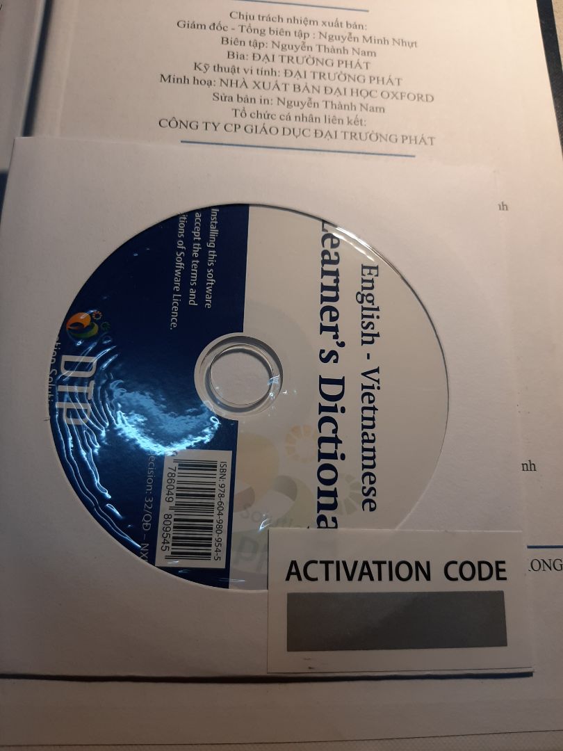 Sách về thì có bị nhăn ở góc chắc là do bên vận chuyển nên mình k đắn đo mấy, còn trên bìa có nhiều vết bụi và bên trang sách cũng vậy, còn có vết xước. Tuy nhiên bên trong rất ok, chỉ tiếc là bị méo góc với bụi bám nhiều thôi. Giao hàng rất nhanh ( 1.5 ngày đặt từ chiều 16 đến sáng 18 là có rồi) do có bụi trước sau và bên giấy , nếp gấp, vết xước nên mình đánh giá 4* còn nội dung thì xịn xò lắm
