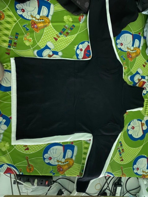 Mua một chiếc áo đen, một chiếc áo trắng, áo đen thì nhìn chung được, chỉ có ở phần cổ đường chỉ may rất ẩu, còn chiếc áo trắng thì quá tệ, may ẩu và còn bẩn, vải còn bị giản như đồ cũ vậy, mua 2 cái đều size L nhưng mang ra đo thì cái áo trắng lại lớn hơn cái áo đen, không hiểu nổi?. Shop bán đồ kém chất lượng!!!