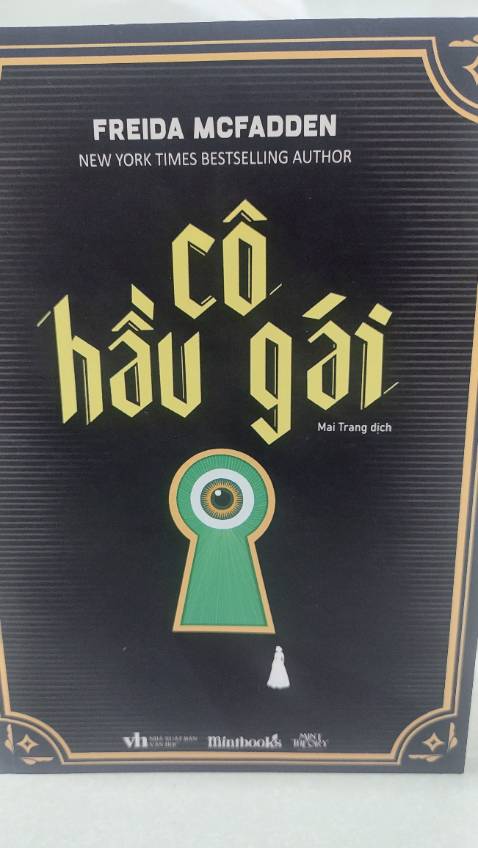 Một cốt truyện, một kịch bản đậm chất Mỹ, một trò chơi điên khùng dưới vỏ bọc ái tình của một kẻ thái nhân cách. Tất nhiên như bao câu chuyện kiểu Mỹ kẻ chủ trò rốt cục lại trở thành nạn nhân của chính trò chơi do mình tạo ra. Freida McFadden rất khéo léo khi tạo dựng một câu chuyện hấp dẫn cùng những nhân vật hết sức thú vị.
Không ngạc nhiên khi bộ phim cùng tên đang trong giai đoạn sản xuất cũng sẽ được ra mắt vào cuối năm nay với sự xuất hiện của ngôi sao đang lên Sydney Sweeney cùng đàn chị Amanda Seyfried.