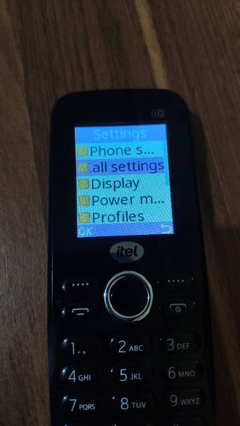 Đánh giá sơ bộ : bàn phím nhựa cứng. Loa thoại to, bắt sóng khỏe. Đầy đủ các chức năng cơ bản.
Nhược điểm : pin ko được bền,nhanh tụt
Máy ko chỉnh được cỡ chữ nên hơi khó chịu nhất là giao diện tin nhắn. Năm 2024 rồi mà nhà sx làm cái giao diện tin nhắn dở tệ là tệ. Cỡ chữ to làm hiển thị dc có vài từ 1 dòng... 
Có lẽ máy chỉ phù hợp nghe gọi thôi  chứ người nào dùng tin nhắn nhiều thì nên mua dòng máy khác.