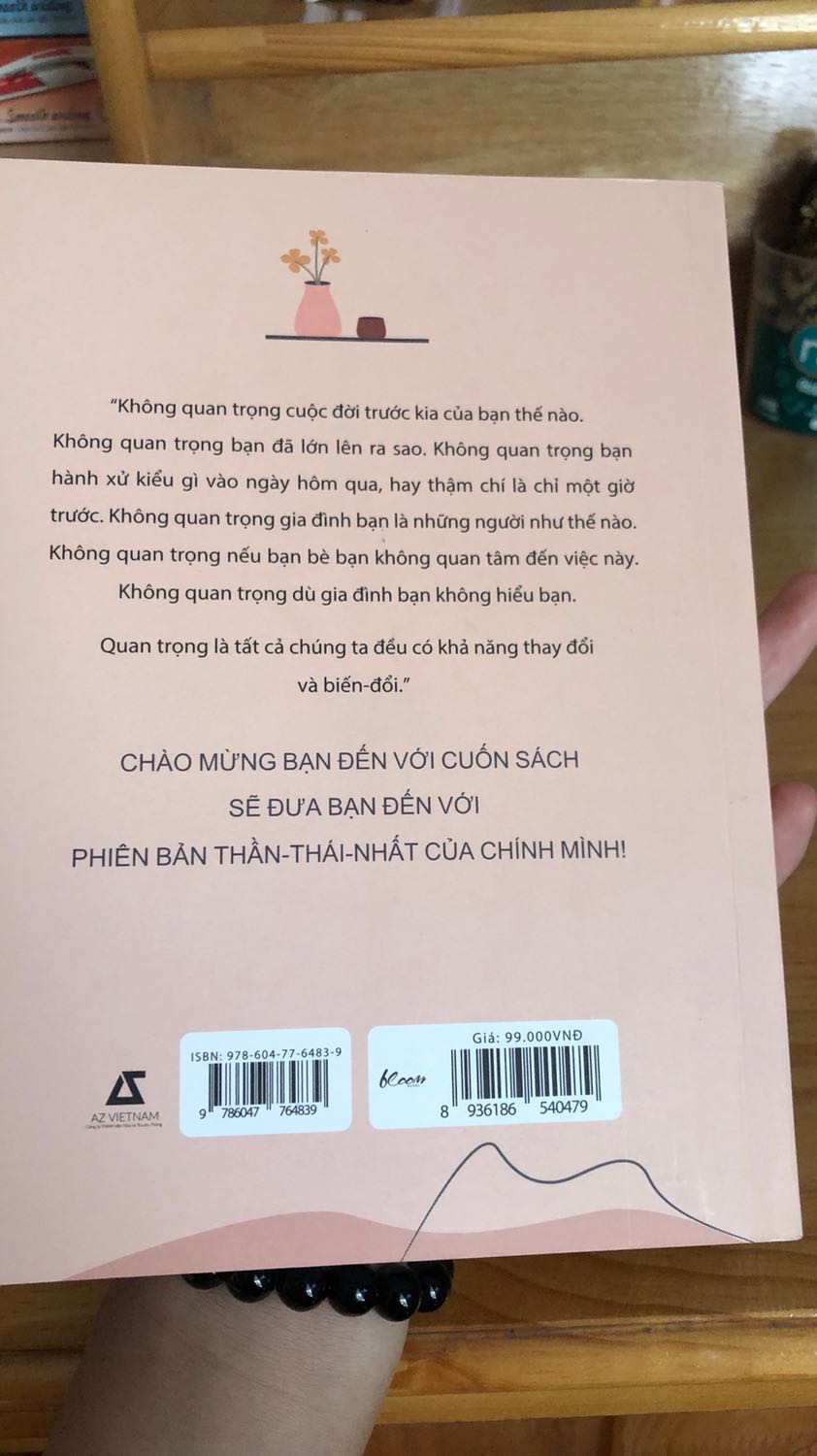 Sách mới nhưng vẫn còn in lỗi vài chỗ (chiếm ít nên không sao ?). Giao hàng rất nhanh luôn í mà mình không thích mỗi chỗ đóng gói quá sơ sài, chỉ có mỗi hộp cát tông bên ngoài còn bên trong chỉ có 1 quyển sách, ít nhất cũng phải bọc thêm cái seal hoặc là miếng xốp để tránh va đập khi vận chuyển chứ. Lần đầu mua sách trên đây nên còn bỡ ngỡ ?