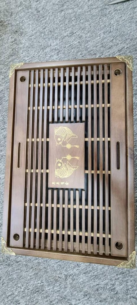 Thiết kế đẹp, chất gỗ ổn, sản phẩm to hơn mình dự kiến, Để bộ ấm chén thoải mái. Nói chung hàng lòng, giá quá tốt.