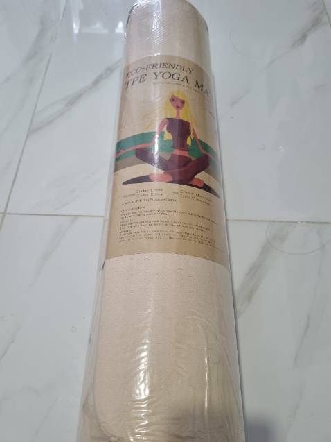 Thảm dày, êm. Tuy nhiên do cuộn lâu ngày nên lúc trải ra phải nằm giữ lâu để thảm thẳng