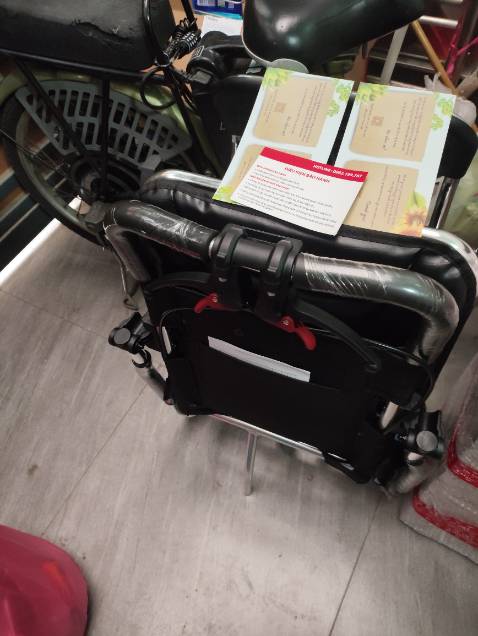 Xe lăn như mô tả, khá nặng, chắc chắn và dễ sử dụng. Sản phẩm được đóng gói kỹ kèm theo phiếu bảo hành và thư cảm ơn của nhà bán.