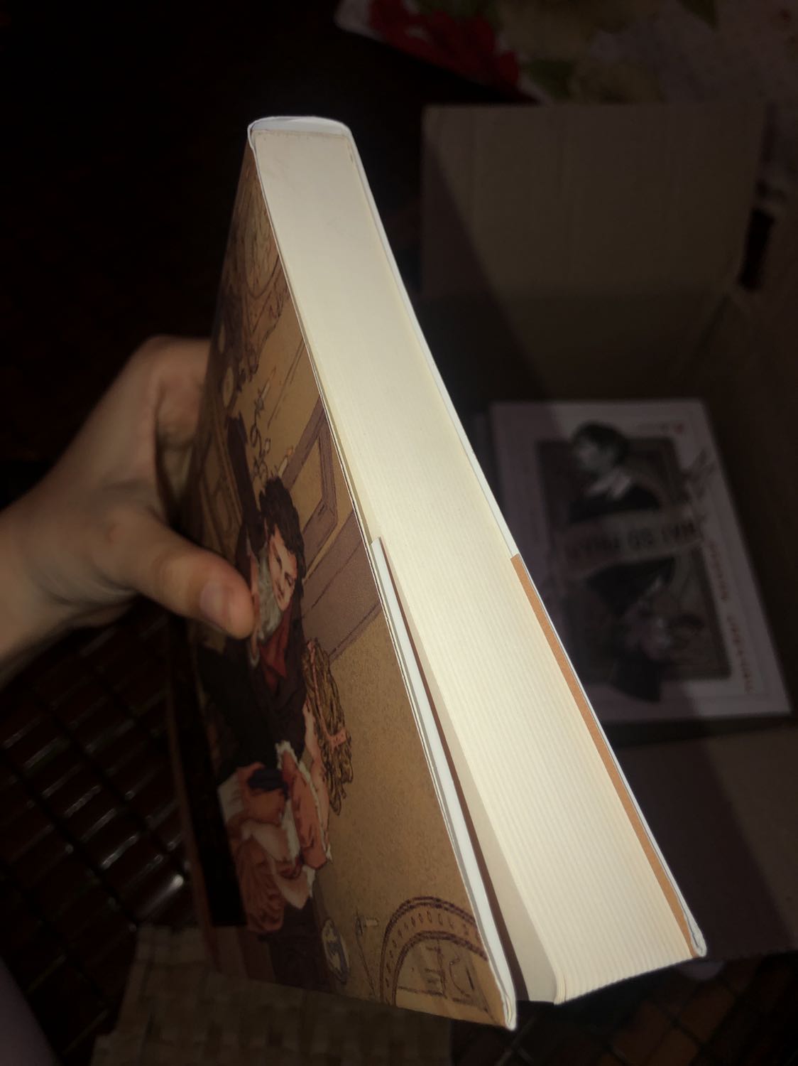 Sách không bao bọc gì luôn, lúc nhận thì 3 cuốn có bọc đàng hoàng còn cuốn ở giữa thì ko bao sách lại, bìa cong, trong sách thì rách, mình thật sự thất vọng về mặt đóng gói và chất lượng shop giao cho mình, theo mình đây không phải nhầm lẫn mà là mánh khoé để shop bán đi những sách bị bóc bìa hoặc rách, không còn gì để nói!!!