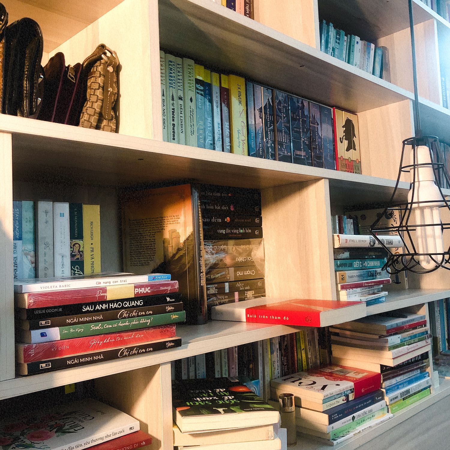 Tháng 10 mùa giảm giá sách và tớ đã mua hiện tại là đầy hết kệ sách mới của tớ. 
Sách luôn là hình thức giải trí rẻ tiền - Quyển sách hay hoặc dở do cảm nhận mỗi độc giả khác nhau, biết đâu mình sẽ thấy mình ở một góc nào trong quyển sách. Cứ đọc thôi.... nhưng đừng đọc sách 
Tác phẩm: dễ thương, nhẹ nhàng. 
Thiết kế bìa: Đơn giản, đẹp