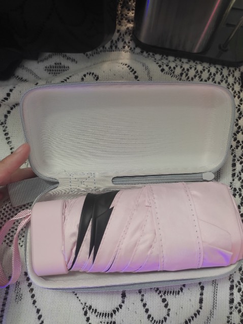 Ô màu pastel siêu xinh chất dày dặn gấp vào nhỏ xíu luôn để trong túi xách rất tiện, ô vừa che cho 1 người nha