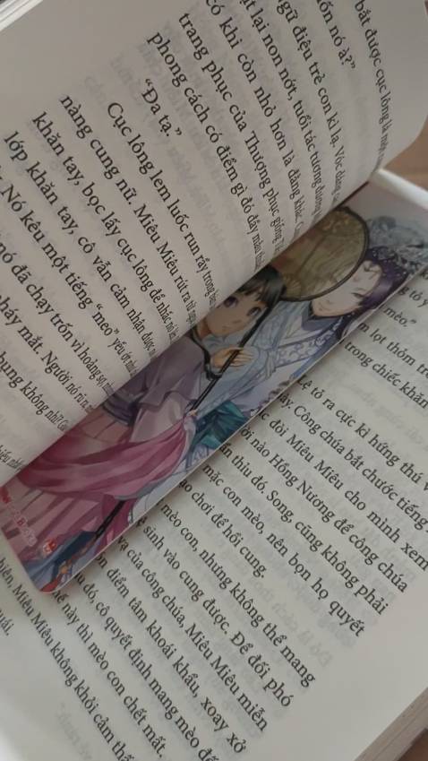 mình chọn mua ở tiki vì mình hỏi có bảo là có card đầy đủ, lúc nhận thì sách không có seal đã đành, đằng này còn chả thấy card đâu, hụt hẫng lắm luôn ấy ạ 🥲