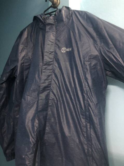 ÁO khoác gió siêu nhẹ, 2 lớp cách nhiệt ổn, áo khá tiện lợi khi có thể mặc được cả năm, vừa làm áo giữ nhiệt, hoặc cũng có thể làm áo chống nắng luôn nên mua sẽ ko bị lãng phí... Giá S còn 300k cũng được, độ bền thì cần thêm tgian mặc xem sao, 4,5 * chất lượng. 5 * dịch vụ tốt, gói hàng chuẩn bị hàng siêu nhanh. Good!!