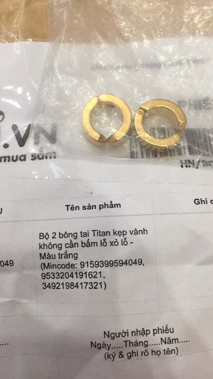 1. Sai màu, đặt trắng nhưng nhận được màu vàng
2. Sản phẩm trông như đã qua sử dụng, màu mạ bị phai
3. Chất liệu trông không giống titan, giống gang hơn