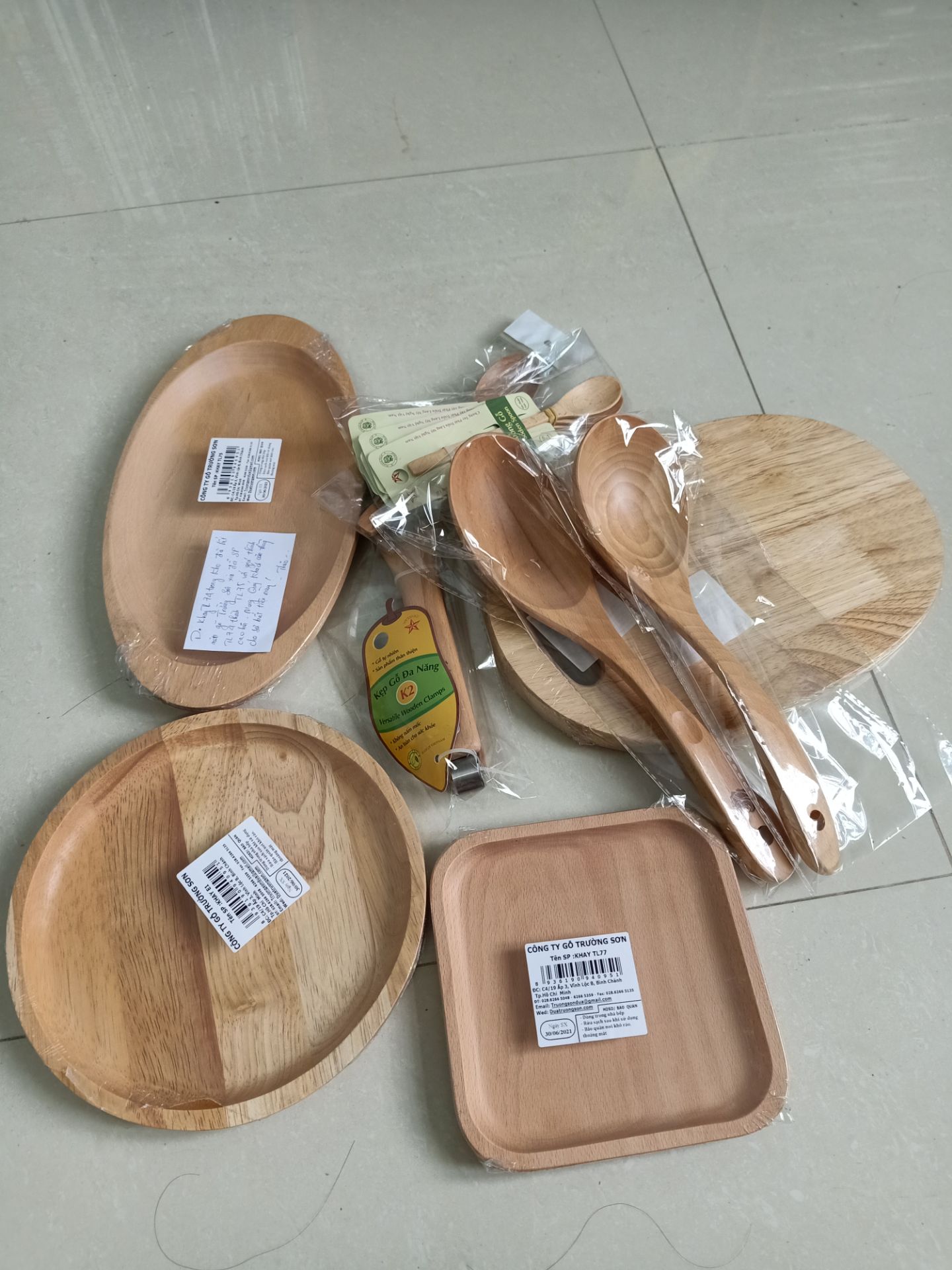 sản phẩm gỗ trường sơn, gỗ đẹp lắm, mịn, bóng, shop đóng gói cẩn thận, hai chiếc vá múc cơm canh khá to, chắc chắn