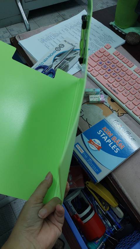 Màu sắc đẹp nhưng bìa mỏng, lúc đặt mình ko để ý, ko ưng lắm.