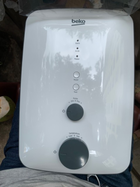 Hàng chính hãng, giao nhanh, chú giao hàng rất nhiệt tình. Máy chạy rất êm và siêu mạnh. Đáng mua
Mình đã mua 2 máy Beko loại không bơm trợ lực xài bên chung cư rất tốt nhưng đem gắn thử bên nhà mình thì nước rất yếu dù bồn nước nhà mình cao đến 4,5m. Tắm rất ức chế 
Từ khi gắn máy này có bơm trợ lực vào nước phun siêu mạnh luôn. Chỉ dám chỉnh bơm đến 1/3 vòng thôi các bé nhà mình đã bảo nước xịt đau quá! 
Dù máy có trang bị cầu dao chống giật nhưng mình cũng phải tiếp mát đóng cọc sâu xuống đất và bắt thêm 1 cầu dao panasonic chống giật ở đầu nguồn cho an toàn! 
Tóm lại máy rất ngon, mọi người nên mua xài nhé! Hiệu này bền lâm, 2 cái kia mình gắn ở chung cư cũng hơn 2 năm rồi chạy rất ngon chưa thấy lỗi gì