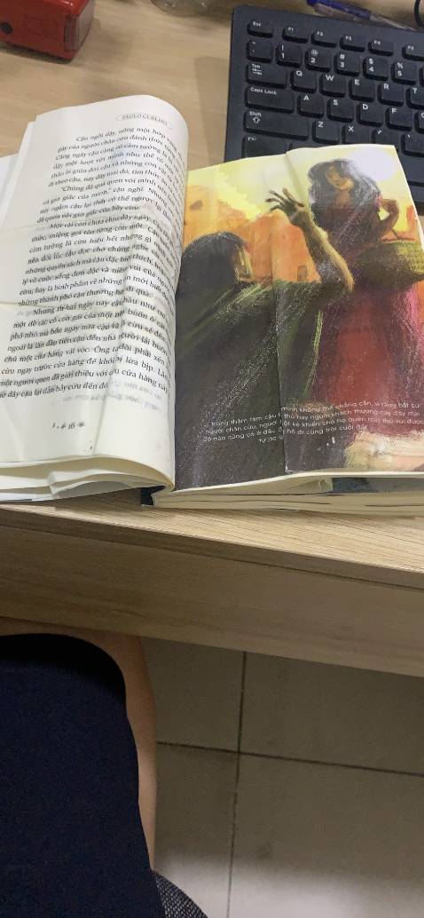 Mình quá thất vọng với sản phẩm, người vận chuyển.
Mình đã nhờ 1 người bạn nhận hộ, nếu là mình thì sẽ không nhận sản phẩm đó.
Bán sách mà không bọc 1 cái gì luôn, để 1 cuốn sách không, vận chuyển thì mưa ướt hết sách, rồi đọc sao, phơi khô nó phồng lên hư hết cả cuốn sách.
Thật không thể chấp nhận được luôn.