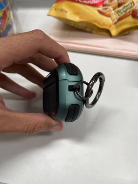 Đây là vỏ case của Airpods Pro gen 1, không phải bản 2022. Bản 2022 có thêm phần lỗ móc dây mà vỏ case bít lại mất thì để làm gì?