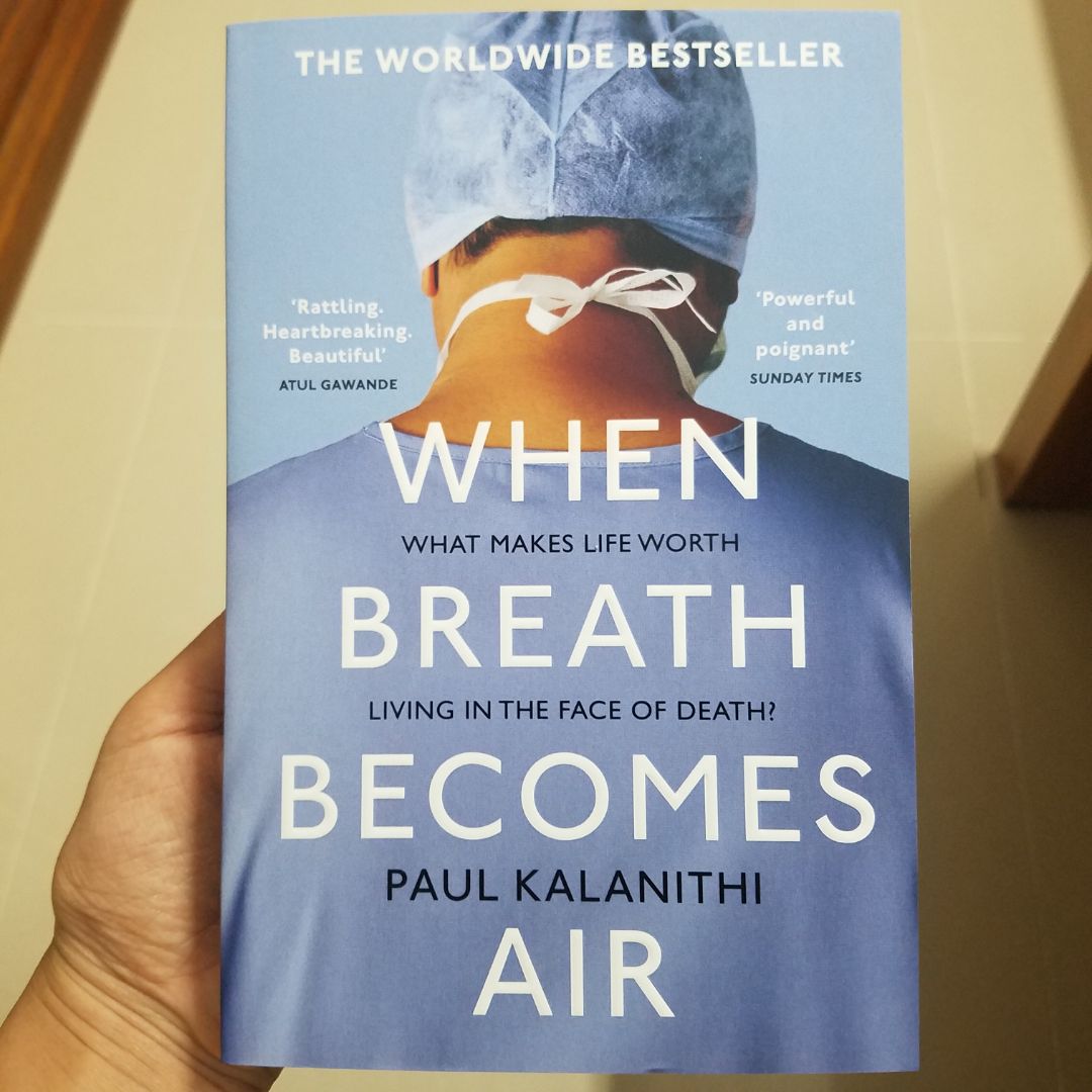 thấy mn bàn về sách giấy hôi, và sách giả thì mình cũng đắn đo. nhưng mình cũng mua sách ngoại văn nhiều rồi và thấy rằng sách ngoại văn thường như vậy. Khi mình mua về thì cũng kh bất ngờ gì lắm, màu của trang sách sẽ hơi ngả vàng và nhám nhưng không có nghĩa đó là sách giả đâu ạ. nên mn ăn tâm. sách ngoại văn mình mua hay bị nhăn và gấp nhưng mà đợt này mua rất ổn. Likeeee