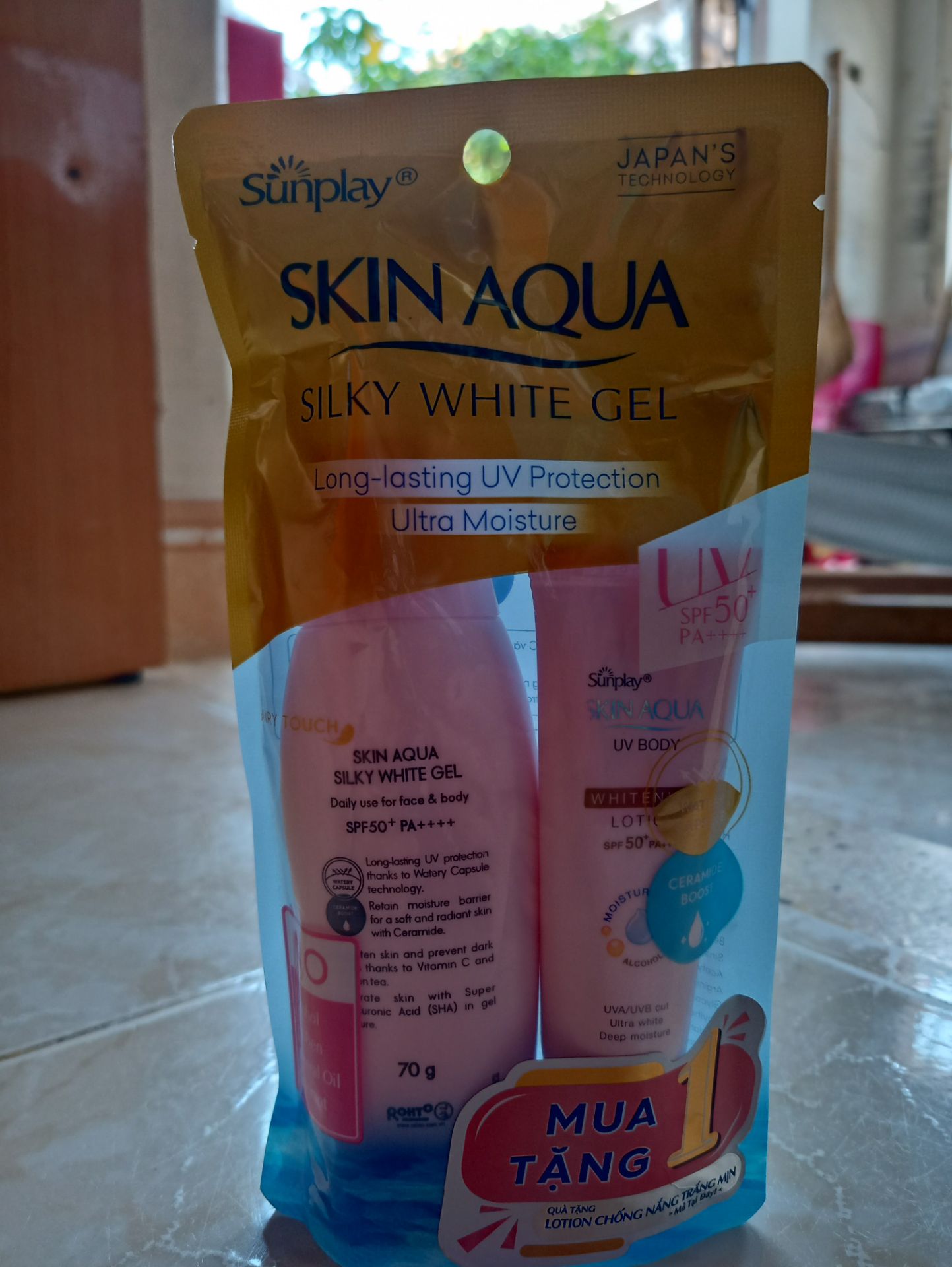 sản phẩm tốt  thẩm nhanh không bị bết  nhẹ tênh  và chai to nhiều như các bạn đã xem trong ảnh thì nó cỡ 2/3 chai được tặng thêm một chai kem chống nắng nữa nên rất thích giao hàng nhanh hơn dự kiến một ngày chất lượng ok