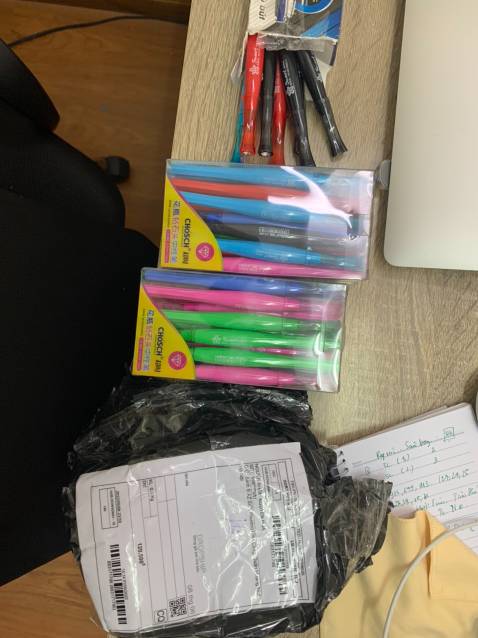 Giao ko đúng sản phẩm tôi đã đặt
Trong ảnh là 1 vỉ 7 màu khác nhau, tôi đặt 5 vỉ
Mà giao cho 3 hộp như ảnh, màu lộn xộn, số lượng thì thiếu
Yêu cầu giao lại đúng sản phẩm tôi đã đặt. Hoặc hoàn lại tiền cho tôi và đến lấy lại sản phẩm giao nhầm