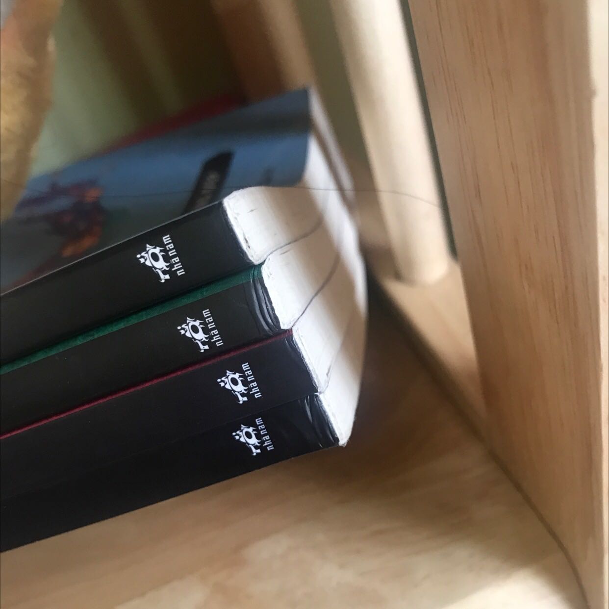 Sách lúc giao về tay hộp nát hết cả, bên trong không có giấy gói, mút xốp gì hết nên gáy bị méo. Nhưng mình email cho tiki thì tiki phản hồi nhanh, sẵn sàng đổi trả. Cơ mà mấy shipper mãi ko chịu đến lấy hàng, họ còn bảo mình mang lên chỗ họ:)) Thế là mình ko đổi nữa. Trừ 1 sao vì vậy chứ sách hay đọc vèo 1 tiếng hết 1q, tiki nhiệt tình, giá sale mỗi cuốn chưa đến 30k nữa, mọi người nên mua😍