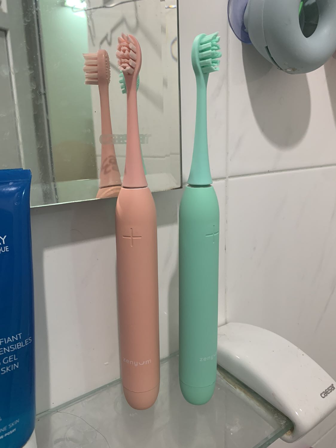 Bàn chải siêu siêu đẹp, màu nhìn cưng. Ko phải nhựa bóng như mấy loại khác mà kiểu hơi nhám và có ma sát nên cầm thích hơn hẳn. Có chống nước và sạc trên đế sạc chứ ko phải cắm dây nên nhìn xịn sò. Nên đầu tư nha các bạn, đánh xong ghiền ko đánh bàn chải cũ nữa :)))))