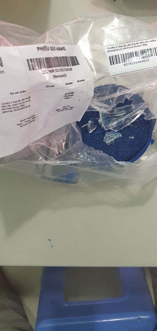 giao hàng bị bể. Vì mới xài chai thứ 1 ko bể nên sơ ý ko kiểm tra các chai còn lại. 
sau khi xài chai 1 thì thấy nước xanh thường bị giữ lại trong chai, phải mở nắp bồn cầu ra để chỉnh sửa nhiều lần. 
nước xanh có mùi dễ chịu và thấy tẩy rửa bồn cầu sạch hơn.