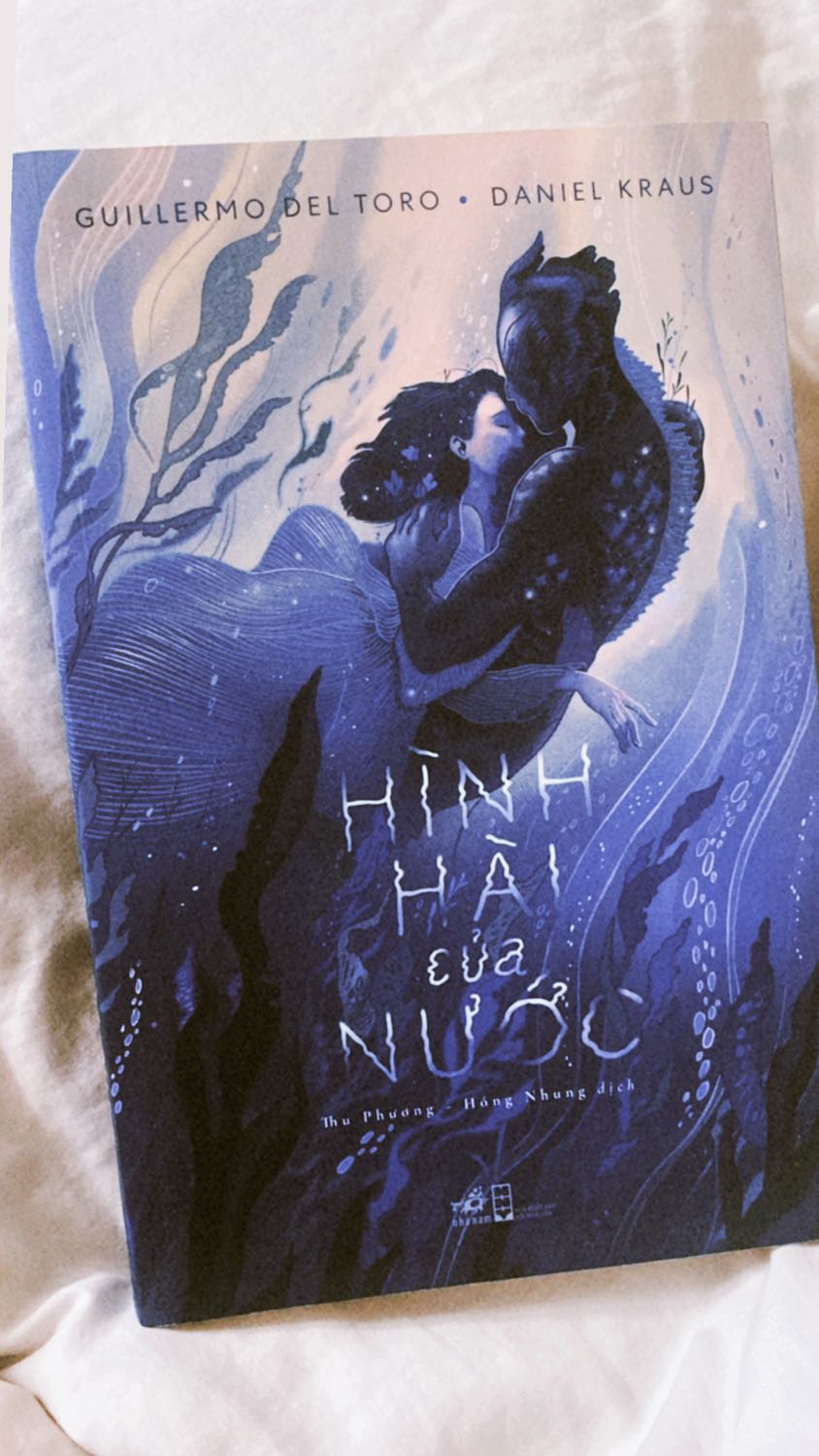 Mình xem phim rồi đọc truyện để khai thác tâm lý nhân vật. Mình chỉ mới đọc nửa đầu cuốn này. Đối với mình cuốn này dịch còn hơi thô hay do vốn dĩ truyện nó như thế mình không rõ. Nửa đầu đa số nói về nội tâm nhân vật phụ mà yếu tố nhục dục còn nhiều. Hy vọng đọc nửa sau sẽ hấp dẫn hơn