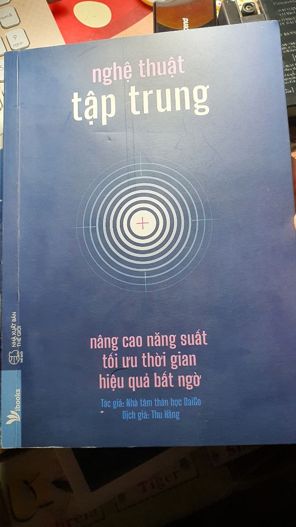 Sau 3 ngày đọc thì mình cảm thấy khá dui. Dui vì đây không hẳn là một cuốn sách self help, cá nhân mình cảm nhận nó như là công cụ, một "trick" "tips" thì đúng hơn. Nó không dùng lời văn quá đại trà vô nghĩa mà thay vào đó từ ngữ được sử dụng trong sách khá gần gũi (điều này một phần cũng nhờ dịch giả XD). Có hình minh họa nhẹ nhẹ, khá sát với thực tiễn, nhiều mẹo dễ áp dụng... nói chung là khá thích XD