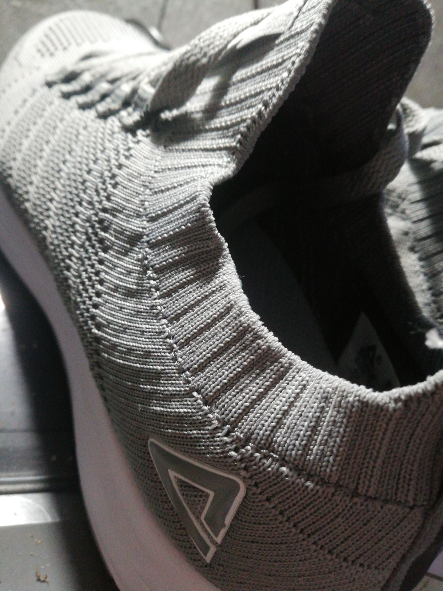 Đường chỉ không sắc nét. Giày êm.