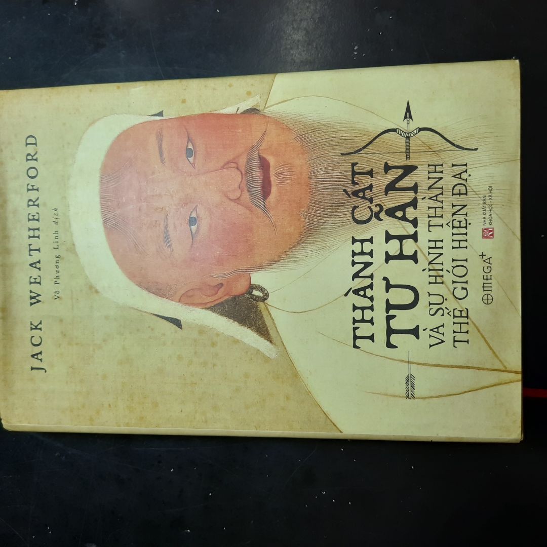 Sách bìa cứng rất đẹp nha mọi người. Nội dung kể về cuộc đời ông ý từ còn trong bụng mẹ đến lúc mất và cả quãng thời gian dài các hậu duệ ông ý trị vì. Mình thì chỉ hứng thú với cuộc đời ông ý, những chiến tích mà ông ý giành được. Còn phần sau khi ông ý mất thì đọc khá chán. Hậu duệ giết nhau tranh giành quyền lực, nhưng đế chế ông ý xây dựng nên thì chả ai thực sự quan tâm đến nữa. Chuyện như này không khác gì trên phim.