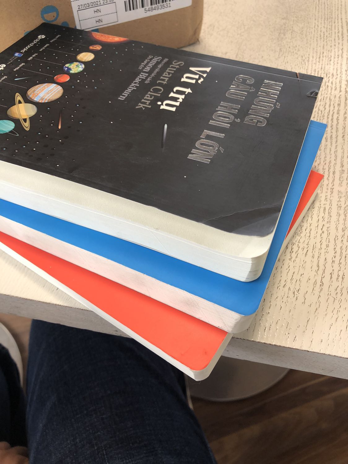 Mua 3 quyển mà cả 3 đều bẩn, riêng quyển này thì rách bìa (dù nhỏ), mép thì quăn, thẩm mĩ trông kém. Bên trong thì không sao. Lần đầu tiên mua tiki mà bị vậy :(( không biết có được đổi trả không?