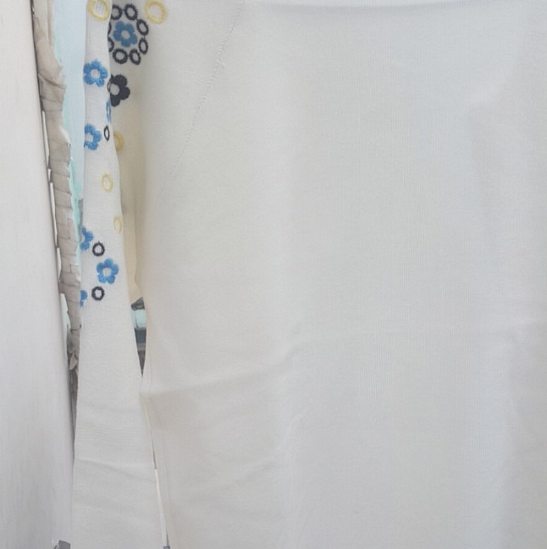 vải đẹp mẫu xinh, màu trắng dễ thương, đường may chuẩn và chắc, rất thich hoa thêu trên tay em nó