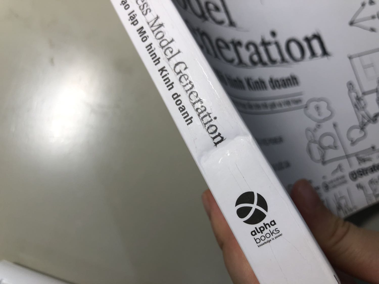 Hàng giao nhanh, mình đặt 1 ngày sau đã nhận được. Tuy nhiên chất lượng sách tệ: bị vẽ trên bìa, gáy sách móp méo, dính keo. Hơi thất vọng vì chất lượng của Tiki Trading ạ.
