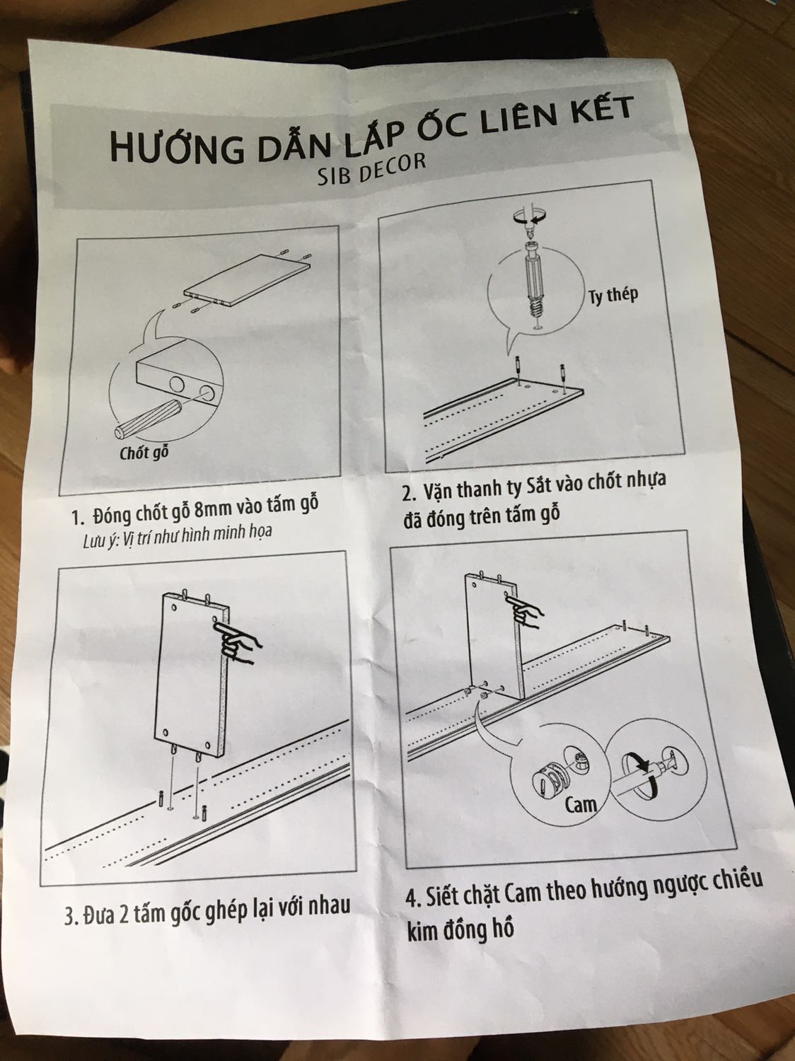 Có thể do khâu vận chuyển nên hơi sứt mẻ tí, tuy nhiên trong tờ hướng dẫn lắp ráp mục số 4 có vẻ như hướng dẫn ngược (lẽ ra phải theo chiều kim đồng hồ mới đúng), nhưng mình thích thiết kế và cách lắp ráp này nên cho 5 sao.