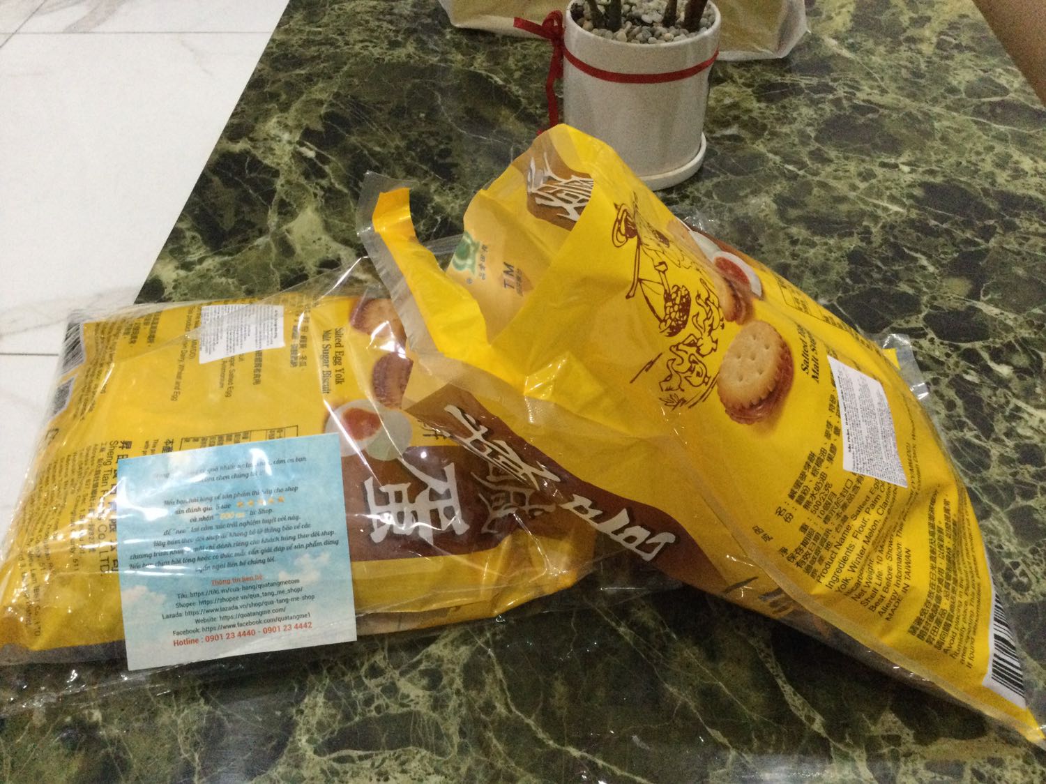 Shop giao đúng sản phẩm như hình, hạn sử dụng còn rất xa, mùi vị mặn bùi của trứng muối và vị ngọt của kẹo mạch nha kết hợp quá hoàn hảo, mới mua về đã ăn gần chục cái rồi! Lần sau có nhu cầu sẽ ghé mua tiếp!