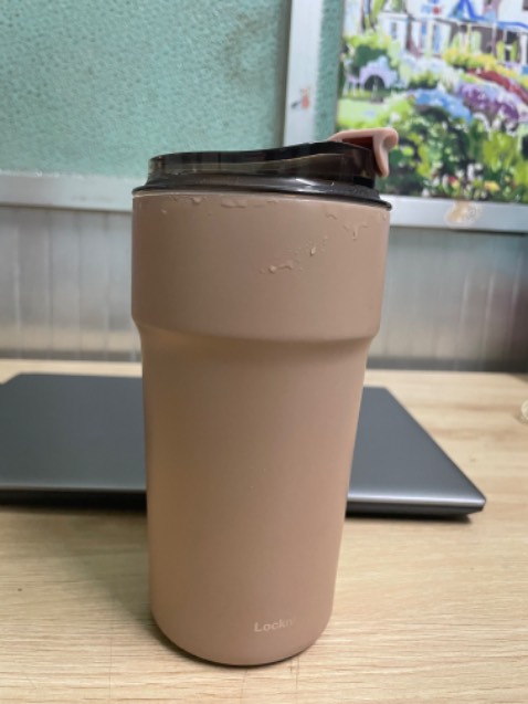 Màu cafe này rất đẹp, bình chắc chắn, giữ nhiêt khá, bỏ cafe đá vào giữ được 7 tiếng thì đá giảm còn 1/2. Tiện lợi mang theo, dễ vệ sinh.