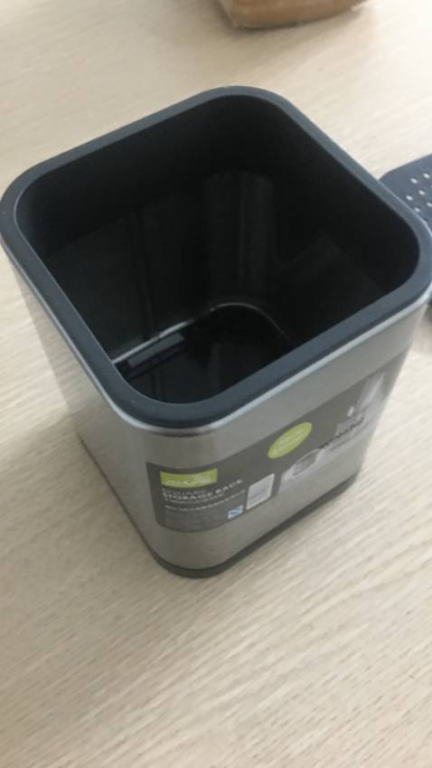 Đẹp hơn tưởng tượng của mình luôn shop ơi, hộp dày dặn chắc chắn lắm, inox sáng bóng soi được cả giương ha ha, dưới đế có chân chống trầy xước nè, đáy có cạnh thoát nước chống ẩm mốc nè. Các góc cạnh bo tròn. Hộp size nhỏ như này để riêng các loại thìa ngẵn dĩa oki nè