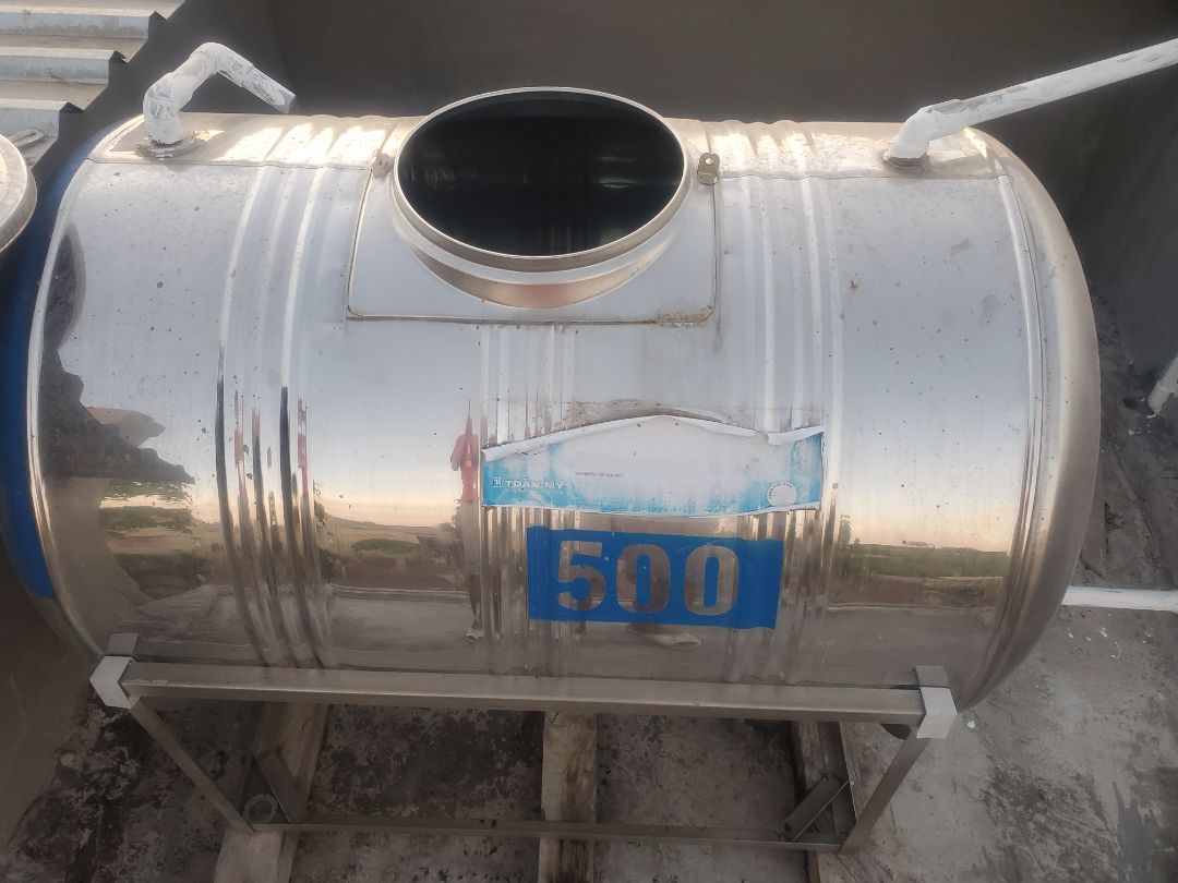 Mình xài phao cơ thông minh Bách Khoa (140k) đc khoảng 1 năm, nhưng gần đây phao hoạt động ko ổn định, thường xuyên tràn nước.
Mình thấy phao cơ thông minh tiki đợt KM còn 80k, nên mua 1 cái về xài thử. Rẻ hơn phao cơ thông minh Bách Khoa. Mặc dù hình dáng 2 phao khác nhau, nhưng nguyên lý hoạt động đều như nhau, chử yếu *** độ bền bỉ!
Đóng gói và giao hàng OK.
Mẫu mã, bao bì sản phẩm cũng khá ưa nhìn. Phao nhìn đơn giản, nhỏ gọn. Thời gian đầu hoạt động rất ổn.
Nếu hoạt động ổn định lâu dài thì sẽ rất là Ok đó, mà giá cả còn rất cạnh tranh!