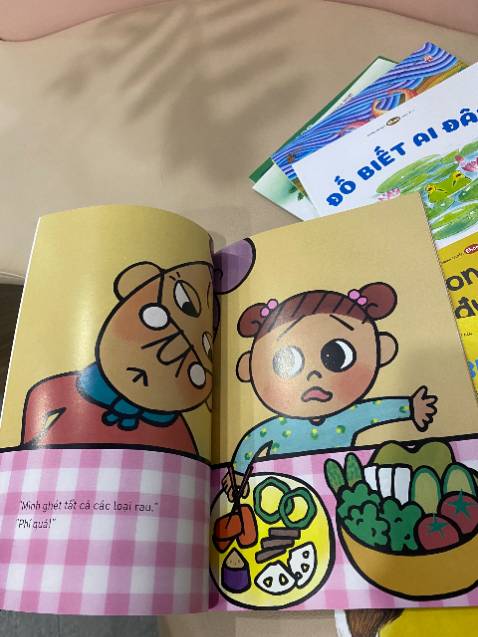 bất ngờ vì con không những không sợ mà còn thích nữa, cứ hay trêu con là bà phí quá đang đến đấy là ăn hết đồ ngay