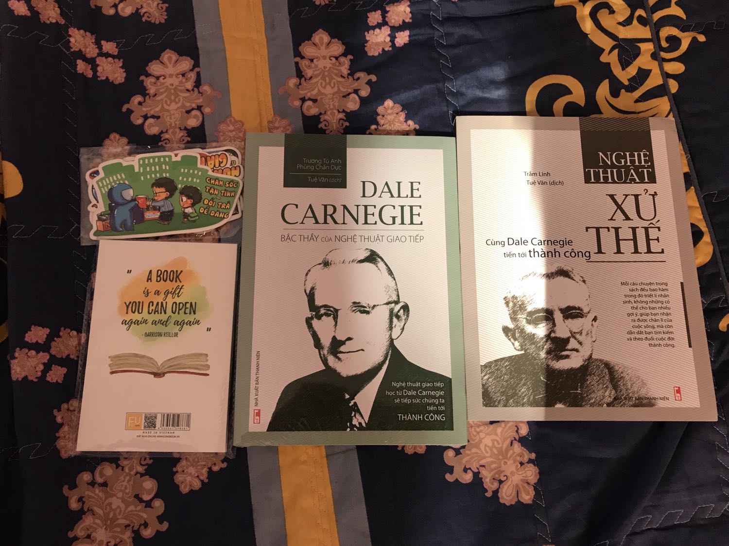 Cảm ơn Minhlongbook và Tiki, sách của mình được các bạn đóng gói cẩn thận tuy góc sách có hơi gập xíu nhưng không là vấn đề. Postcard Tiki làm đẹp mắt, hài hước.