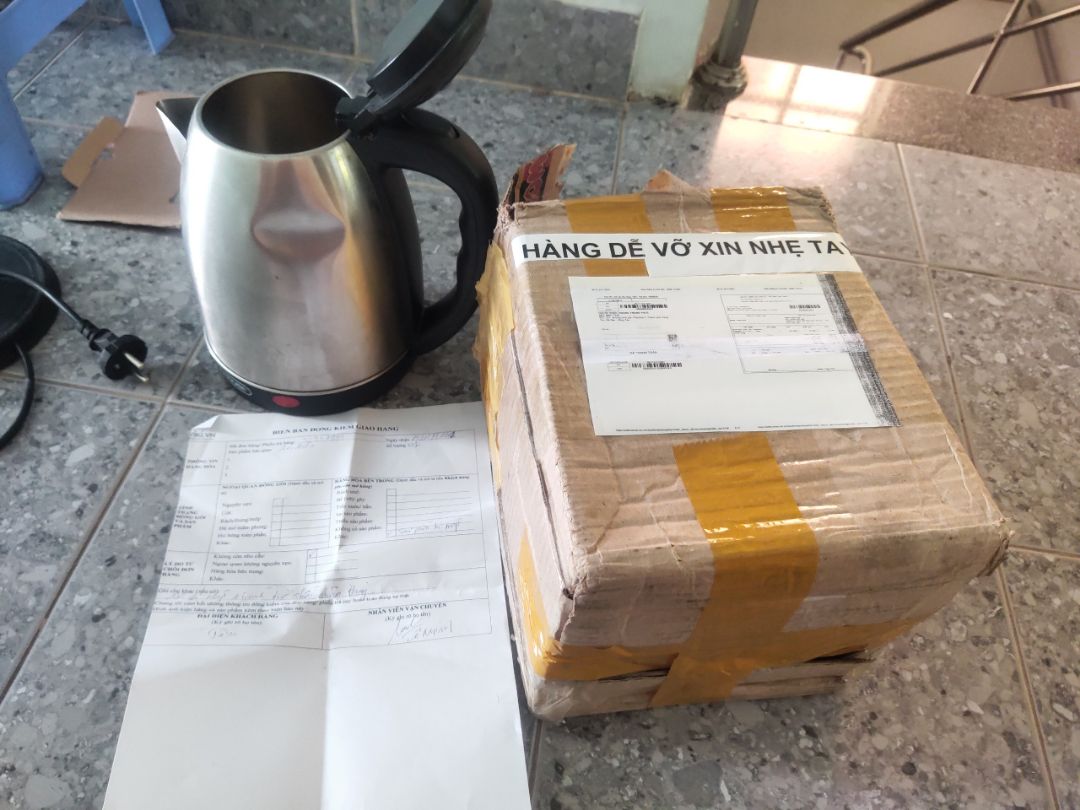 sh giao hàng k đàng hoàn. Mua hàng mới, giao ấm cũ, đã sử dụng, móp, hư công tắc, trong thùng hàng có biên bản đóng kiểm giao hàng lỗi của khách nào k biết. vui lòng hỗ trợ đổi trả hàng.