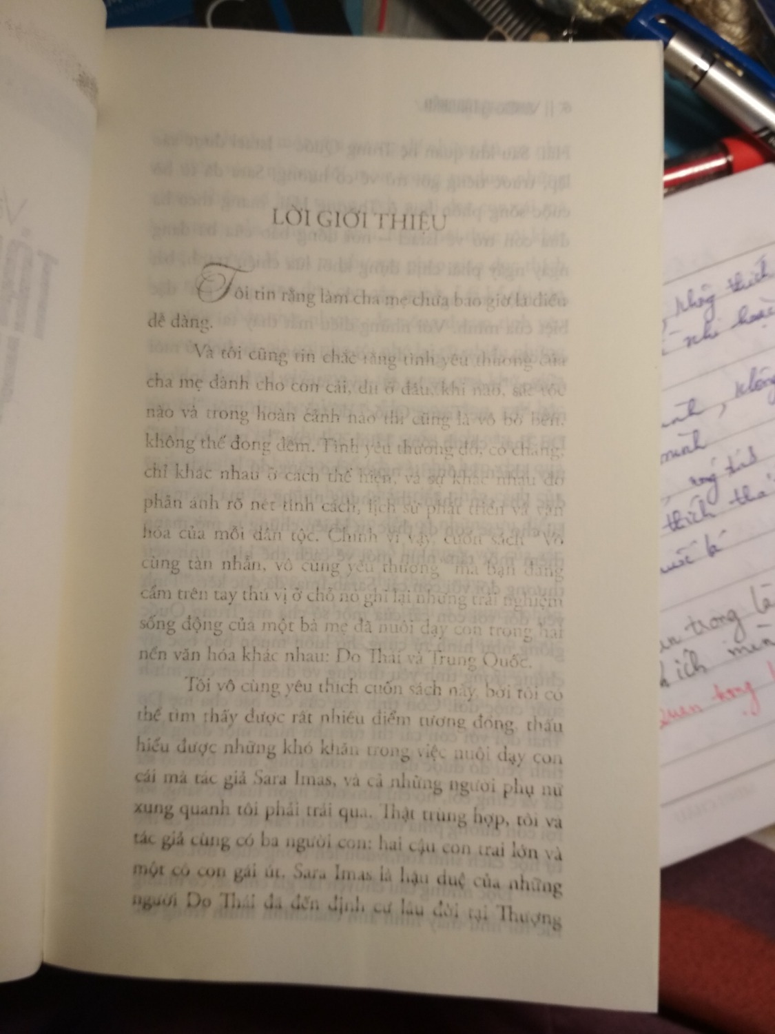 chất lượng giấy quá tồi tệ, chữ in nhòe, mờ và không rõ gì cả, thật là lần đầu tiên thấy bức xúc với tiki về chất lượng sản phẩm như thế. 1 trang thì không nói làm gì, rất nhiều trang lỗi