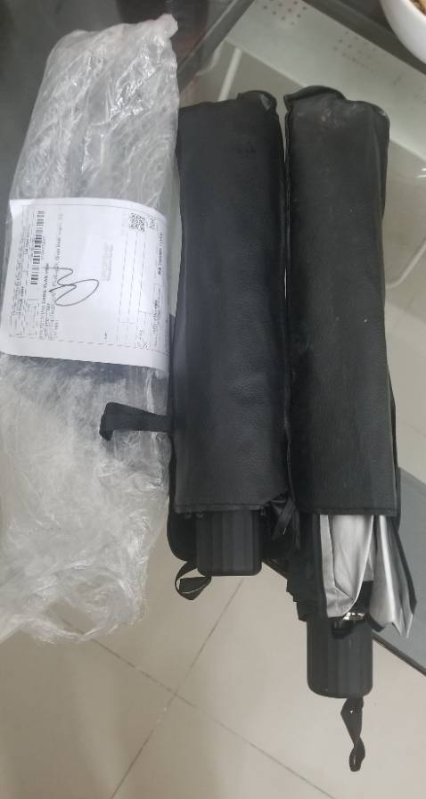 Mua 2 cái dù mà Shop đóng gói kg bỏ vào thùng mà chỉ quấn nilon làm giao hàng bị bể cán hết 1 cái. Nhắn tin báo với shop yêu cầu đổi 1 cái bể thì nhận được trả lời xanh rờn vô trách nhiệm là liên hệ tiki để đổi trả. Vào lại đơn hàng tìm 1 hồi mới thấy chức năng đổi trả. Giờ Shop đã đổi cho cây dù mới. Sửa lại đánh giá cho Shop 5 sao.