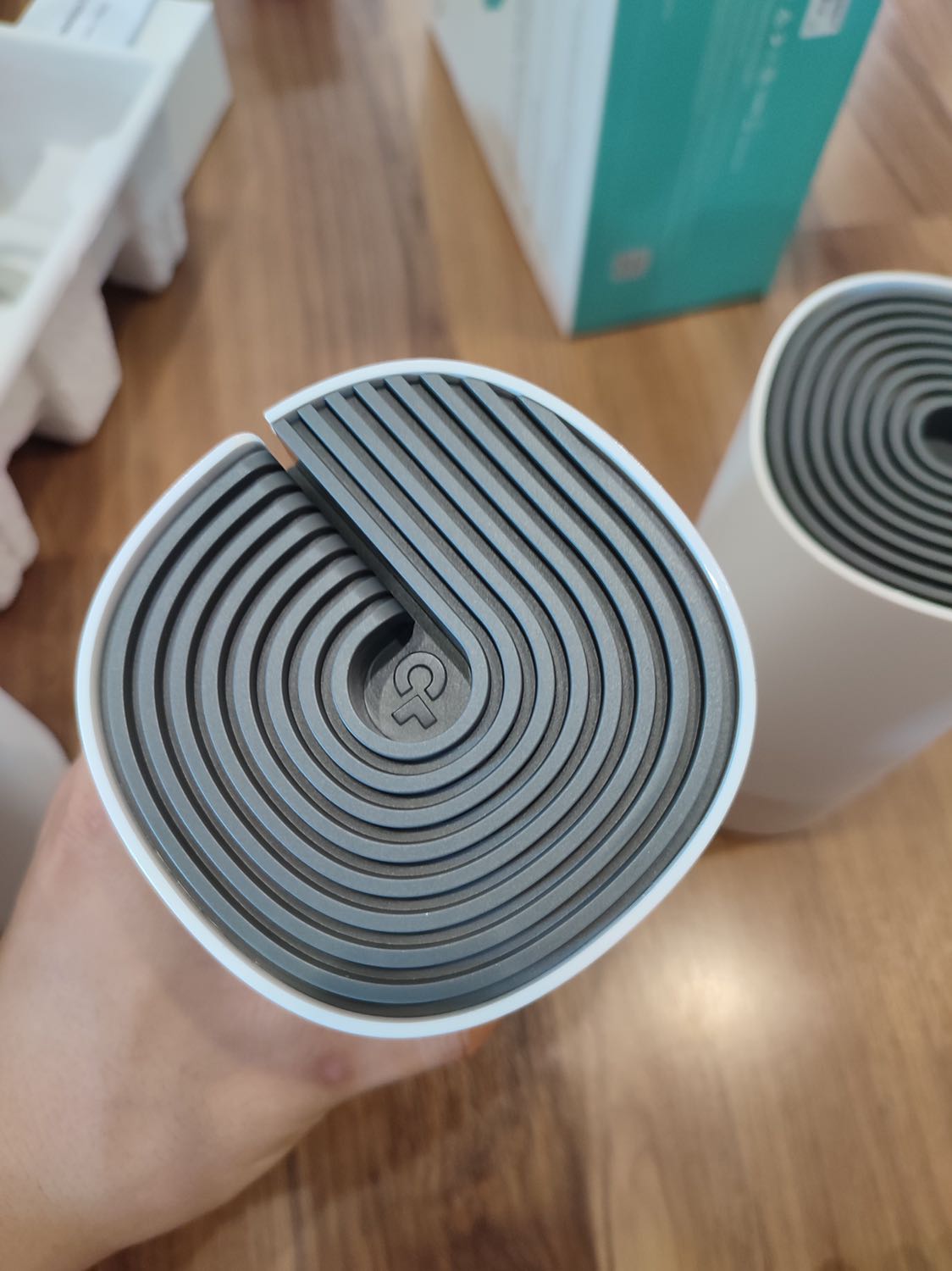 Sản phẩm giao nhanh, nhưng khui hộp ra thì không còn tem niêm phong của shop, nữa model 2 pack mình mua lần này có khác với 3 pack lần trước mua của tiki phân phối, cảm giác khác nhưng mong vẫn chính hãng và hoạt động ổn định như nhau tóm lại là chỉ vì cần thêm 2 pack nên mình mới chốt. Còn đâu cứ tiki trading mà mua cho lành nhé