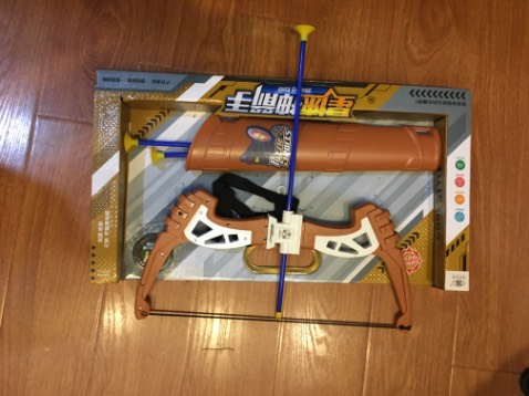 Sản phẩm được đóng gói rất đẹp, có thể dùng làm quà tặng. Chất lượng sản phẩm tốt. Đầu mũi tên là chất liệu nhựa mềm nên có thể yên tâm để trẻ chơi