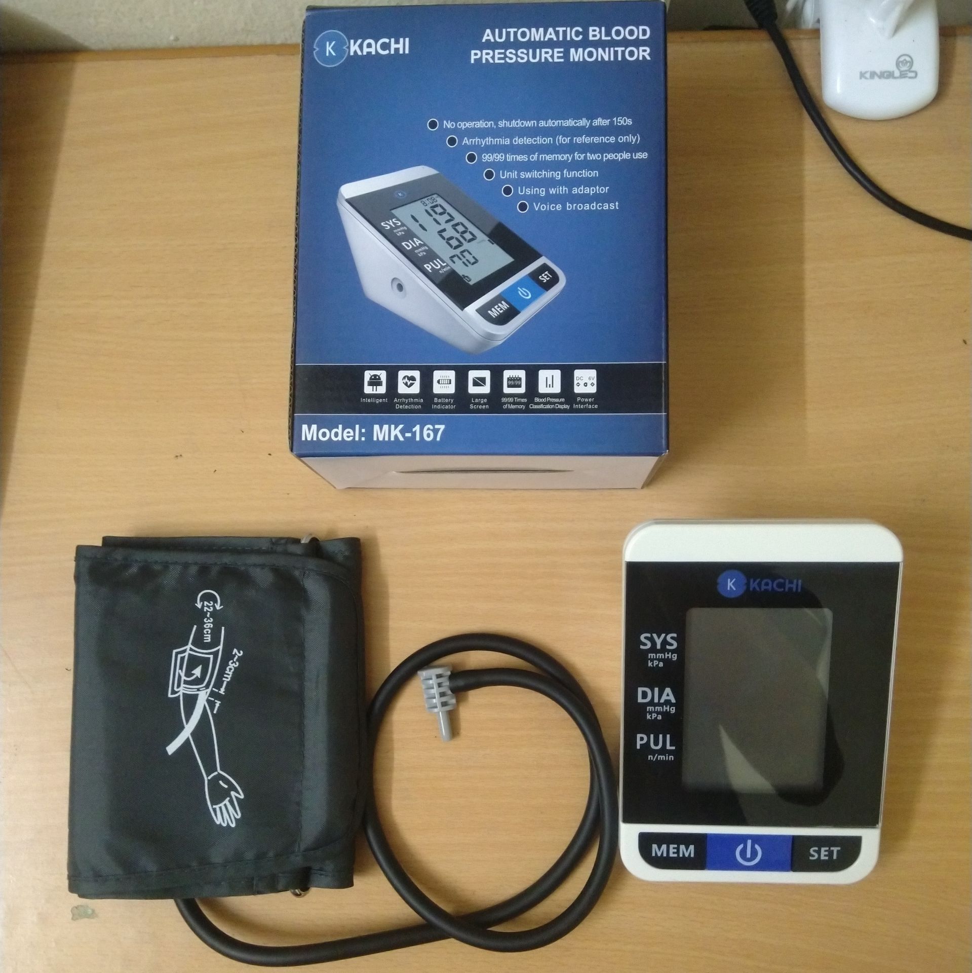 Mua máy từ hôm mùng 8/8. Đơn hàng có TikiNow Trong Ngày nên nhận được hàng khá là nhanh. Cảm quan đầu tiên là vỏ máy ngả vàng, có lẽ để lâu ngày rồi, mặt hơi xước. Máy có kèm 1 Adapter và dây cáp nhưng Adapter không xịn lắm và dây cáp thì hỏng, không nhận điện. Các bạn có thể lấy dây sạc điện thoại Micro-USB để cắm vào thay thế. Máy dùng 4 Pin AAA, khoảng 15 ngày là báo hết pin. Máy đo có vẻ chính xác, thao tác dễ dàng, số to, có giọng nói tiếng Việt đọc lại các thông số, tuy rằng giọng đọc hơi máy móc. Lúc mình mua còn được tặng một bộ thố Thủy Tinh nhưng đến hiện tại GHN vẫn chưa lấy hàng từ Nhà Bán luôn.