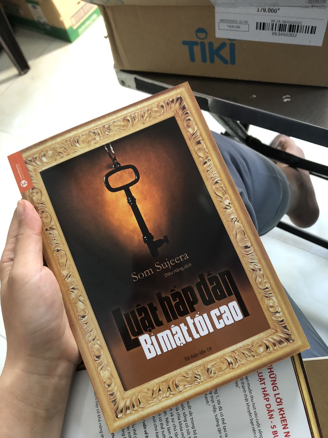 Mình mới đặt lúc tối thì sáng sớm đã được Tiki giao hàng tới ạ , shop còn tặng mình cuốn note nhỏ cảm ơn dễ thương lắm , sách mới và được đóng gói rất gọn gàng sạch đẹp . Nội dung thì mình chưa đọc nên chưa đánh giá được .