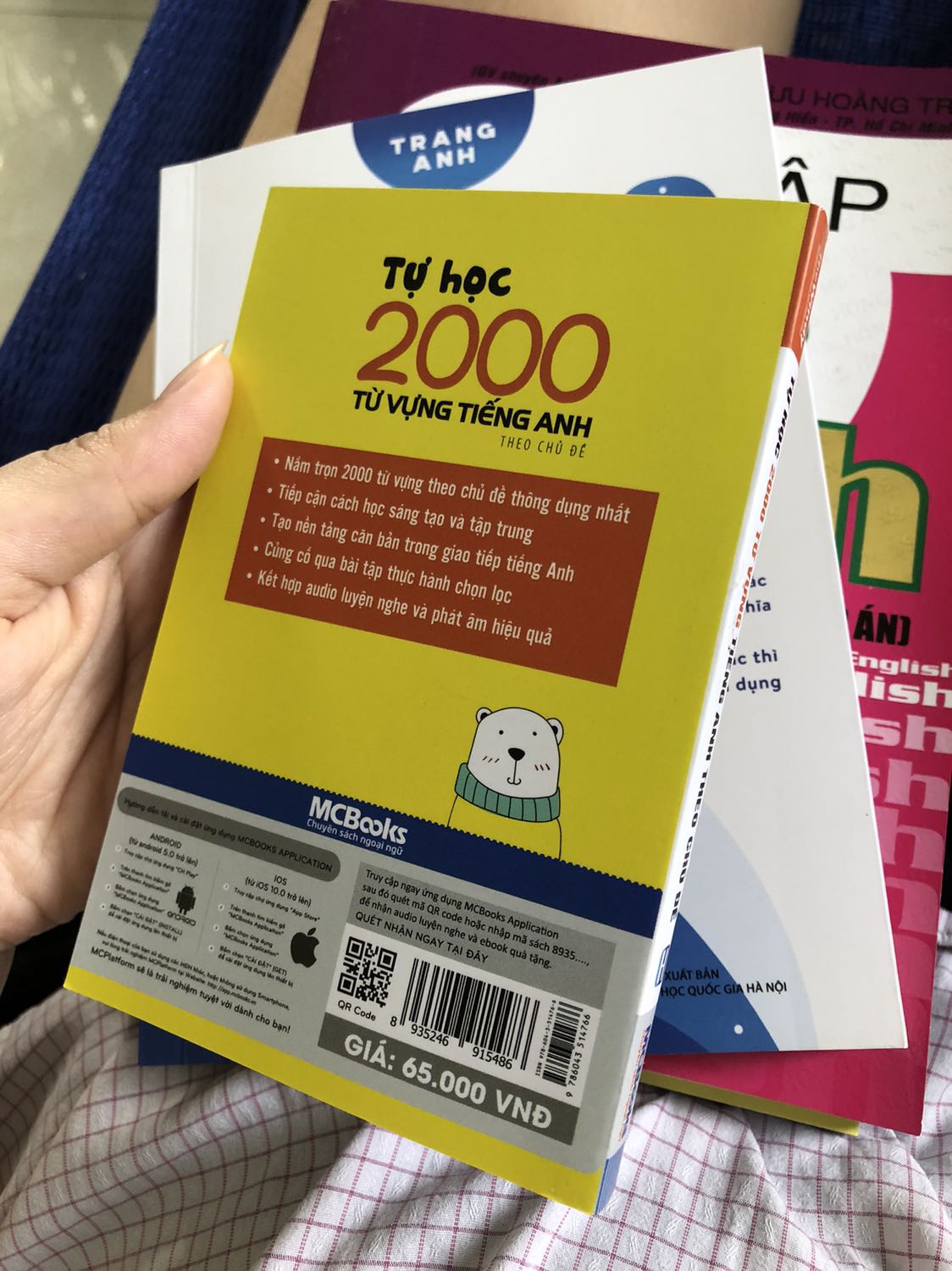 Sách in siêu đẹp luôn, be bé cầm nhẹ tay nhưng hơi nhỏ nên mình cầm chưa quen :))) tiện đem theo đi mọi nơi để học, mình mua tại bìa cute quá với săn được nửa giá, nhưng nội dung sách hay nha mọi người, tải app MCBooks xong quét mã QR trên sách còn được tặng audio luyện nghe và ebook á mọi người ơi